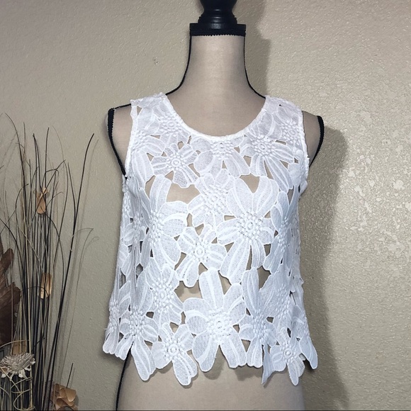 Acemi Tops - Cut Out Crop Top